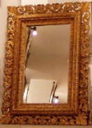 Masívní vyřezávaný rám se zrcadlem