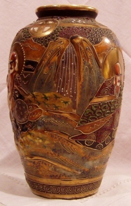 Váza s čínskými motivy zdobená zlatem